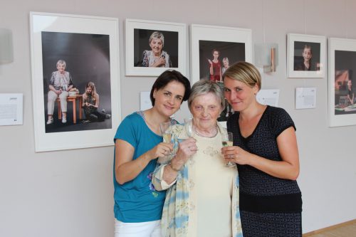 Ein Gläschen Sekt – auf eine gelungene Ausstellung! Elisa Renschen (l.) und Frauke Angel mit der 94-jährigen Lisa. Foto: Pohl