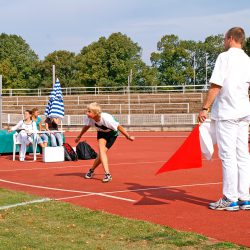 Kampfrichter Ulf Michel (im Bild rechts) bei einem Leichtathletik-Wettkampf.