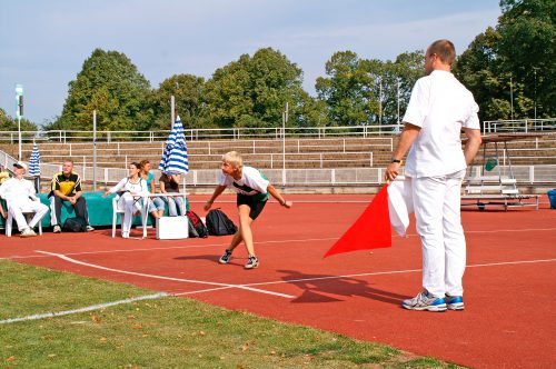 Kampfrichter Ulf Michel (im Bild rechts) bei einem Leichtathletik-Wettkampf.