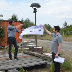 Landschaftsarchitekt Peter Köster (l.) stellte die Planungen für den parallel zur Gehestraße neu zu schaffenden Grünzug vor. Foto: Möller