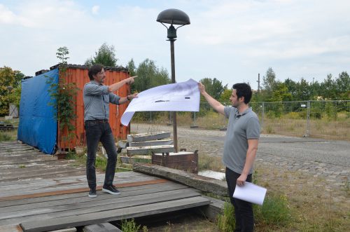 Landschaftsarchitekt Peter Köster (l.) stellte die Planungen für den parallel zur Gehestraße neu zu schaffenden Grünzug vor. Foto: Möller