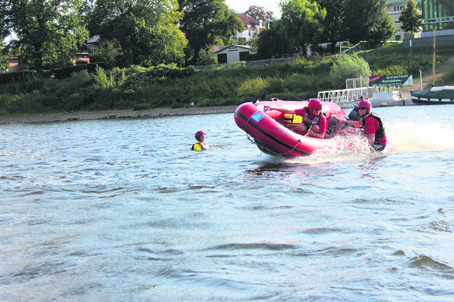 Falke 6 im Einsatz: Schnell nähert sich das Spezialrettungsboot dem Unglücksort. Foto: Pohl