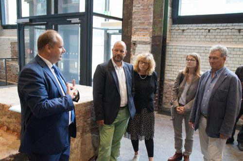 Vor-Ort-Besuch im Kraftwerk Mitte: Das Foyer ist fertig – neben moderner Funktionalität bleiben die Spuren der Vergangenheit sichtbar. Im neuen Theaterkomplex traf sich Oberbürgermeister Dirk Hilbert (l.) mit Projektleiter Florian H. Brandenburg, Intendantin Felicitas Loewe (tjg.), Kulturbürgermeisterin Annekatrin Klepsch und Intendant Wolfgang Schaller (Staatsoperette Dresden) (v. l.n.r.). Foto: Dietrich