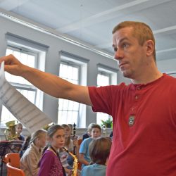 Hochkonzentriert arbeitet Orchesterleiter Mathias Horwath mit den Schülerinnen und Schülern der Bläserklasse 6a. Im Musikunterricht verfolgt die 56. Oberschule ein eigenständiges Konzept. Foto: Möller