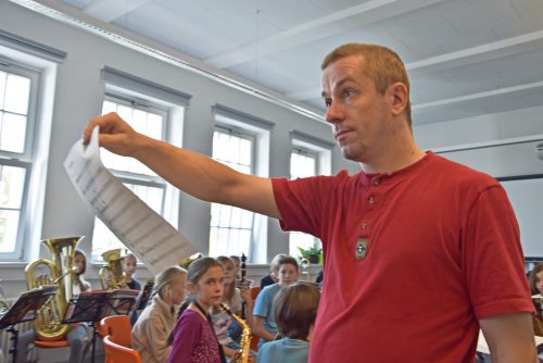 Hochkonzentriert arbeitet Orchesterleiter Mathias Horwath mit den Schülerinnen und Schülern der Bläserklasse 6a. Im Musikunterricht verfolgt die 56. Oberschule ein eigenständiges Konzept. Foto: Möller