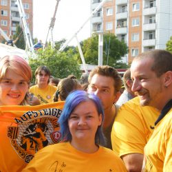 Prohlis sah »Gelb« am 16. September! Dynamo hatte zur Autogrammstunde eingeladen und viele, viele Fans kamen – natürlich im Dynamo-Dress. Foto: Ziegner