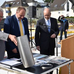 Oberbürgermeister Dirk Hilbert (m.) mit Andreas Neubert (l.) und Axel Walther beim Befüllen der Zeitkapsel, die zur Grundsteinlegung eingemauert wurde. Foto: Möller