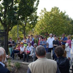 Bei der Einweihung des letzten Teilabschnittes der Höhenpromenade/Merianplatz wurden die denkmalgeschützten Überbleibsel des DDR-Alltags – eine Sitzbank, ein Papierkorb, Geländer, ein Poller und Rosengitter – bestaunt. Foto: Dietrich