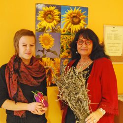 Ulrike Maslov (r.) hat die Leitung des Treffs „Sonnenblume“ übernommen. Unterstützt wird sie von Nora Greibig (l.). Foto: Trache