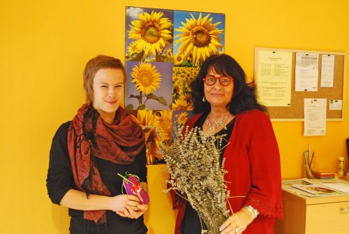 Ulrike Maslov (r.) hat die Leitung des Treffs „Sonnenblume“ übernommen. Unterstützt wird sie von Nora Greibig (l.). Foto: Trache