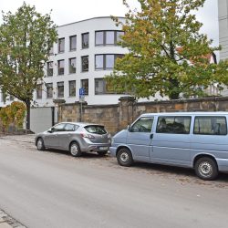 Das neue Verwaltungsgebäude in der Holzhofgasse ist fertig. Ein Parkhaus mit 161 Stellplätzen ergänzt auf zwölf Halbebenen den Gebäudekomplex. Foto: Möller