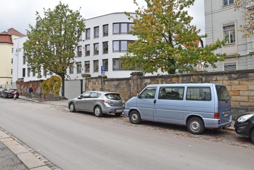 Das neue Verwaltungsgebäude in der Holzhofgasse ist fertig. Ein Parkhaus mit 161 Stellplätzen ergänzt auf zwölf Halbebenen den Gebäudekomplex. Foto: Möller