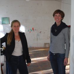 Freuen sich auf möglichst viele Gäste am „Tag des offenen Ateliers“: Steffi Köhler und Alexandra Wegbahn (l.) Foto: Trache