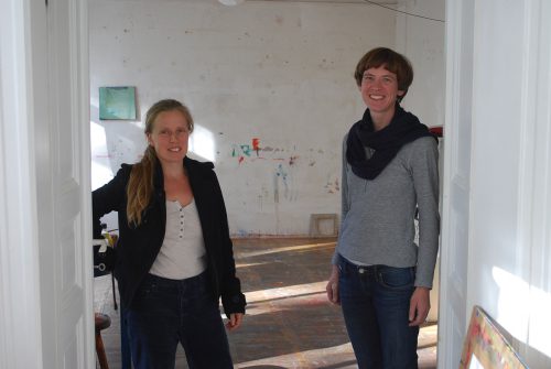 Freuen sich auf möglichst viele Gäste am „Tag des offenen Ateliers“: Steffi Köhler und Alexandra Wegbahn (l.) Foto: Trache