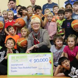 Gita Müller, Vorstand der WG Aufbau, übergab für acht Genossenschaften stellvertretend den Sponsoringscheck im Rahmen einer Basketball-Projektstunde an der 135.Grundschule. Foto: Zänker