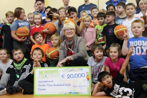 Gita Müller, Vorstand der WG Aufbau, übergab für acht Genossenschaften stellvertretend den Sponsoringscheck im Rahmen einer Basketball-Projektstunde an der 135.Grundschule. Foto: Zänker