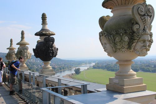 Von der Terrasse des Lingnerschlosses aus – umrahmt von den restaurierten Steinvasen – liegt dem Betrachter das Elbtal zu Füßen. Foto: Pohl