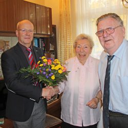 Zur Eisernen Hochzeit gratulierte Roberto Bäcker vom Ortsamt Leuben den Jubilaren Waltraud und Günther LIndeck. Foto: Pohl