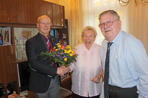 Zur Eisernen Hochzeit gratulierte Roberto Bäcker vom Ortsamt Leuben den Jubilaren Waltraud und Günther LIndeck. Foto: Pohl