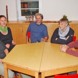 Die ehrenamtlichen Leiterinnen Christine Kreher und Rita Richter (v. l.) mit ihren Unterstützern. Gemeindemitglied Gerhard Voigt (r.) ist von Anfang an als ehrenamtlicher Helfer beim Nachtcafé in Laubegast dabei. Foto: Trache