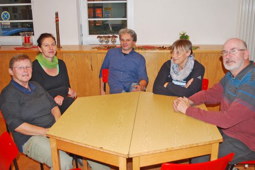 Die ehrenamtlichen Leiterinnen Christine Kreher und Rita Richter (v. l.) mit ihren Unterstützern. Gemeindemitglied Gerhard Voigt (r.) ist von Anfang an als ehrenamtlicher Helfer beim Nachtcafé in Laubegast dabei. Foto: Trache