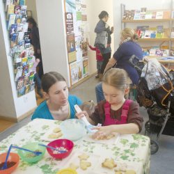 Gehört zur Vorweihnachtszeit: Plätzchen ausstechen und backen. Macht nicht nur Spaß, sondern schmeckt am Ende auch noch! Foto: Archiv