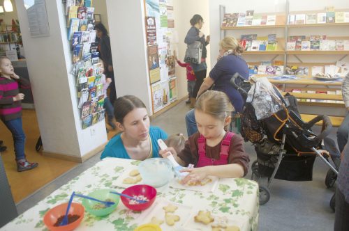 Gehört zur Vorweihnachtszeit: Plätzchen ausstechen und backen. Macht nicht nur Spaß, sondern schmeckt am Ende auch noch! Foto: Archiv