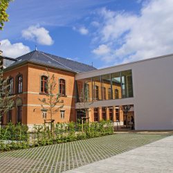 Die besonders gut gelungene Sanierung der 81. Grundschule „Robert Weber“ in Dölzschen wurde jetzt mit einem Preis geehrt. Foto: Dietrich