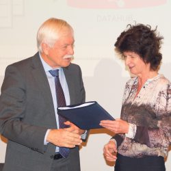 Wissenschaftsministerin Eva-Maria Stange überreicht dem Generaldirektor der Sächsischen Landesbibliothek – Staats- und Universitätsbibliothek Dresden (SLUB), Prof. Dr. Thomas Bürger, für den Ausbau der wissenschaftlichen Informationsinfrastruktur Fördermittelbescheide über 3,5 Millionen Euro. Foto: Steffen Dietrich