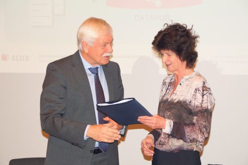 Wissenschaftsministerin Eva-Maria Stange überreicht dem Generaldirektor der Sächsischen Landesbibliothek – Staats- und Universitätsbibliothek Dresden (SLUB), Prof. Dr. Thomas Bürger, für den Ausbau der wissenschaftlichen Informationsinfrastruktur Fördermittelbescheide über 3,5 Millionen Euro. Foto: Steffen Dietrich