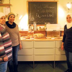 Die Syrierinnen Zukaa Baroudi, Thuraya Khalad und Fatemah Amscha (v. r.) bilden eines der Teams im Begegnungs-Café. Foto: Trache