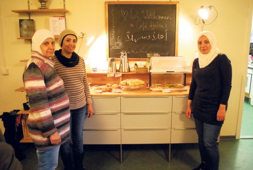 Die Syrierinnen Zukaa Baroudi, Thuraya Khalad und Fatemah Amscha (v. r.) bilden eines der Teams im Begegnungs-Café. Foto: Trache
