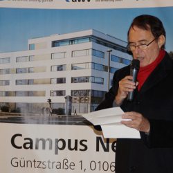 Günter Kahle, Geschäftsführer der Akademie für Wirtschaft und Verwaltung (AWV) bei der Ansprache zum Richtfest des neuen Bildungscampus am Straßburger Platz. Foto: Steffen Dietrich