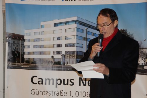 Günter Kahle, Geschäftsführer der Akademie für Wirtschaft und Verwaltung (AWV) bei der Ansprache zum Richtfest des neuen Bildungscampus am Straßburger Platz. Foto: Steffen Dietrich