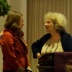 Künstlerin Marlene Dumas (rechts im BIld) im Gespräch mit ihrer Dolmetscherin bei der Vorstellung des von ihr gestalteten Altarbildes der Annenkirche. Foto: Steffen Dietrich