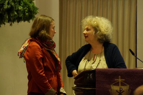 Künstlerin Marlene Dumas (rechts im BIld) im Gespräch mit ihrer Dolmetscherin bei der Vorstellung des von ihr gestalteten Altarbildes der Annenkirche. Foto: Steffen Dietrich