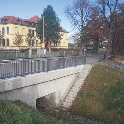 In Kleinluga führt jetzt eine neue Brücke über den renaturierten Maltengraben. Verbunden mit dem Brückenneubau war eine monatelange Vollsperrung der Kleinlugaer Straße für den Verkehr bis zum Frühjahr 2016. Die Haltestelle für den Schulbus musste in eine Seitenstraße verlegt werden. Foto: Ziegner