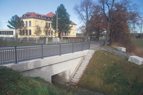 In Kleinluga führt jetzt eine neue Brücke über den renaturierten Maltengraben. Verbunden mit dem Brückenneubau war eine monatelange Vollsperrung der Kleinlugaer Straße für den Verkehr bis zum Frühjahr 2016. Die Haltestelle für den Schulbus musste in eine Seitenstraße verlegt werden. Foto: Ziegner