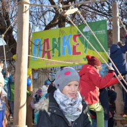 Die neue Kletterinsel auf dem Hof der 30. Grundschule „Am Hechtpark“ ist ein echtes Unikat. Die Schülerinnen und Schüler nahmen sie umgehend in Besitz. Foto: Möller