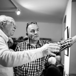 Filmemacher Ernst Hirsch (l.) und Fotograf Holger Leutloff bei der Ausstellungseröffnung. Foto: Ken Wagner