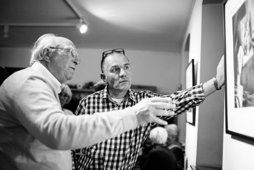 Filmemacher Ernst Hirsch (l.) und Fotograf Holger Leutloff bei der Ausstellungseröffnung. Foto: Ken Wagner