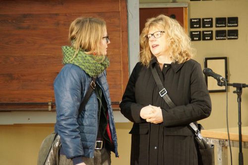 tjg.-Intendantin Felicitas Loewe (im Bild rechts) und Dresdens Kulturbürgermeisterin Annekatrin Klepsch im Gespräch bei einem der Pressetermine im Kraftwerk Mitte. Foto: Steffen Dietrich