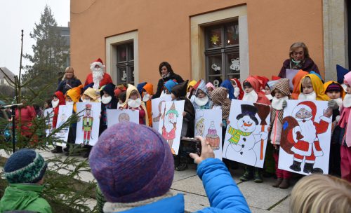 das Ziel ist erreicht. Vor dem Bürgerhaus wartete das Publikum. Foto: Möller