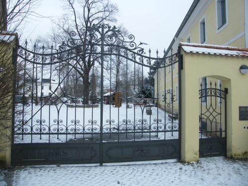 Das schmiedeeiserne Tor sowie die Tür am Eingang zum Palitzsch-Museum sind „aufgearbeitete“ Erinnerungen an das ehemalige Prohliser Schloss. Foto: Ziegner