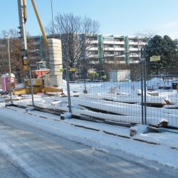 Hinterm Bauzaun tut sich etwas: Auf dem Grundstück Elsterwerdaer Straße 21 haben die Arbeiten für das neue Kinder- und Jugendhaus PIXEL begonnen. Der große Kran ist montiert und bald soll die Bodenplatte fertig gestellt werden. Der Neubau ist ein Projekt der Städtebauförderung von Bund, Ländern und Gemeinden. Foto: Ziegner