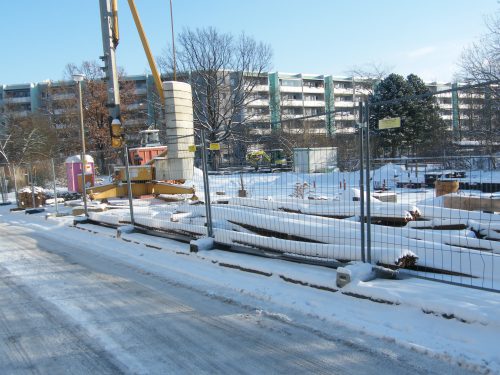 Hinterm Bauzaun tut sich etwas: Auf dem Grundstück Elsterwerdaer Straße 21 haben die Arbeiten für das neue Kinder- und Jugendhaus PIXEL begonnen. Der große Kran ist montiert und bald soll die Bodenplatte fertig gestellt werden. Der Neubau ist ein Projekt der Städtebauförderung von Bund, Ländern und Gemeinden. Foto: Ziegner