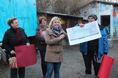Stephanie Rothfuss übergibt einen Spendenscheck an Kathrin Schulz. Mit dabei weitere Geschenküberbringer: Claudia Kautzsch (l.) und Annett Klaus. Foto: Pohl