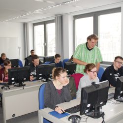 Computerkurs für Teilnehmer des Freiwilligen Sozialen Jahres im neuen Gebäude der Volkshochschule Dresden auf der Annenstraße. Foto: Steffen Dietrich