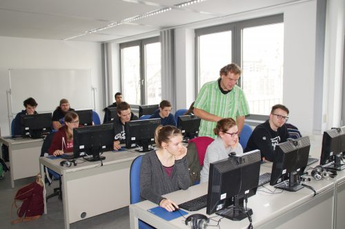 Computerkurs für Teilnehmer des Freiwilligen Sozialen Jahres im neuen Gebäude der Volkshochschule Dresden auf der Annenstraße. Foto: Steffen Dietrich