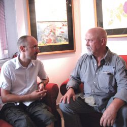 Mathias Körner (im BIld links) im Gespräch mit Dietmar Gubsch, der Kunstwerke an der Höhenpromenade schuf. Foto: Archiv